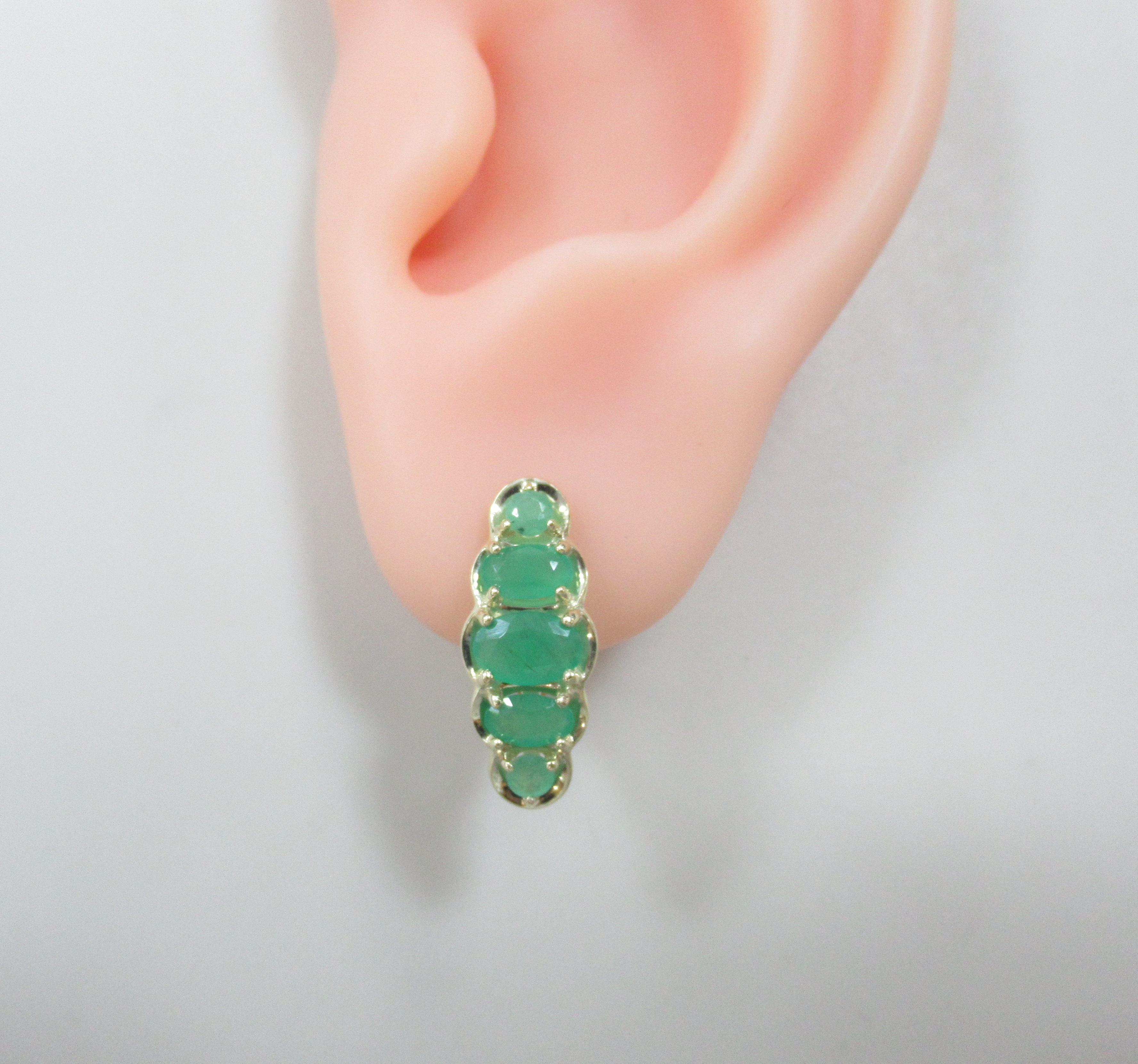 Серьги из желтого золота с изумрудами